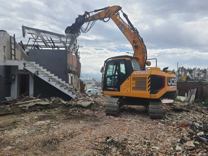 Messina, demolita l’ultima baracca di via Ennio Quinto: al posto del degrado un nuovo asse viario. Schifani: “Lavoro di squadra per cambiare la città”
