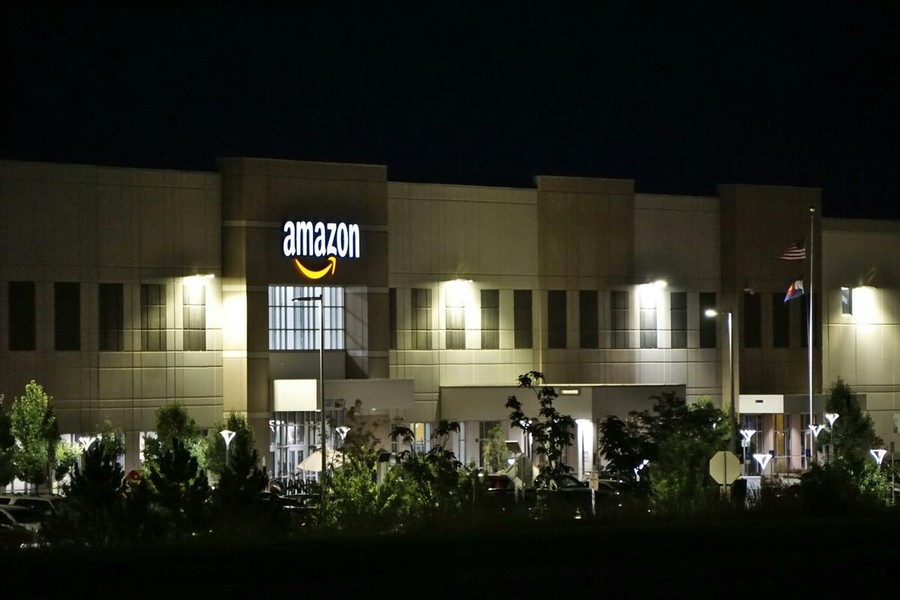 Svolta Amazon: primo accordo con i sindacati in Italia cambia le regole del lavoro