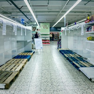 Dal panico al consumo: come la paura muove l'economia nelle crisi