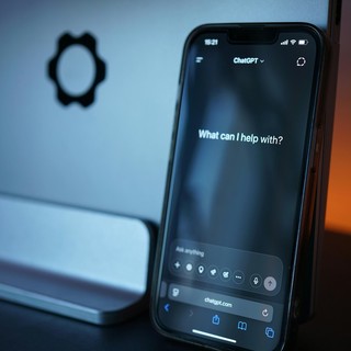 ChatGPT in ufficio? Attenzione, l’Europa chiede corsi di alfabetizzazione AI