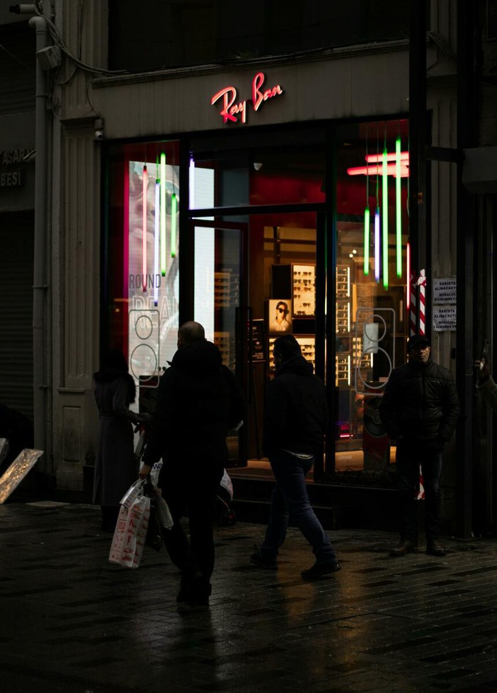 EssilorLuxottica firma accordo coi sindacati e adotta la settimana corta EssilorLuxottica firma accordo coi sindacati e adotta la settimana corta