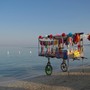 Estate italiana: il fascino senza tempo dei carretti del gelato e dei venditori ambulanti sulle spiagge