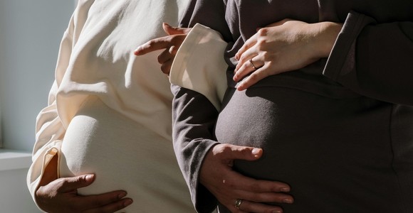 L’ardua impresa di essere madri in Italia. Il 20% delle donne smette di lavorare dopo la maternità.