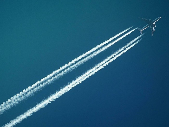 Viaggi aerei, l’UE tutela i passeggeri: rimborsi più alti e bagaglio a mano gratuito!