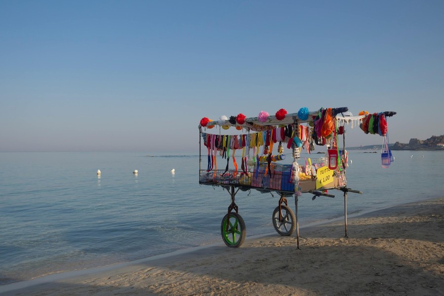 Estate italiana: il fascino senza tempo dei carretti del gelato e dei venditori ambulanti sulle spiagge