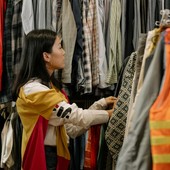 Il boom del second hand: scelta sostenibile o necessità economica?