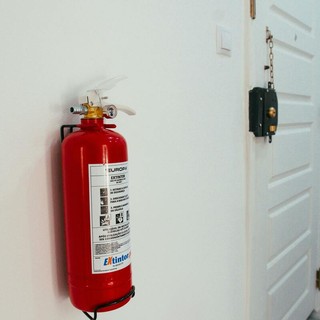 L'importanza dell'uso di materiali e arredamento aderenti alle normative di sicurezza nei luoghi di lavoro aperti al pubblico