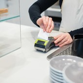 POS, arriva una novità per i piccoli negozi: azzerate le commissioni fino a 20 euro POS, arriva una novità per i piccoli negozi: azzerate le commissioni fino a 20 euro
