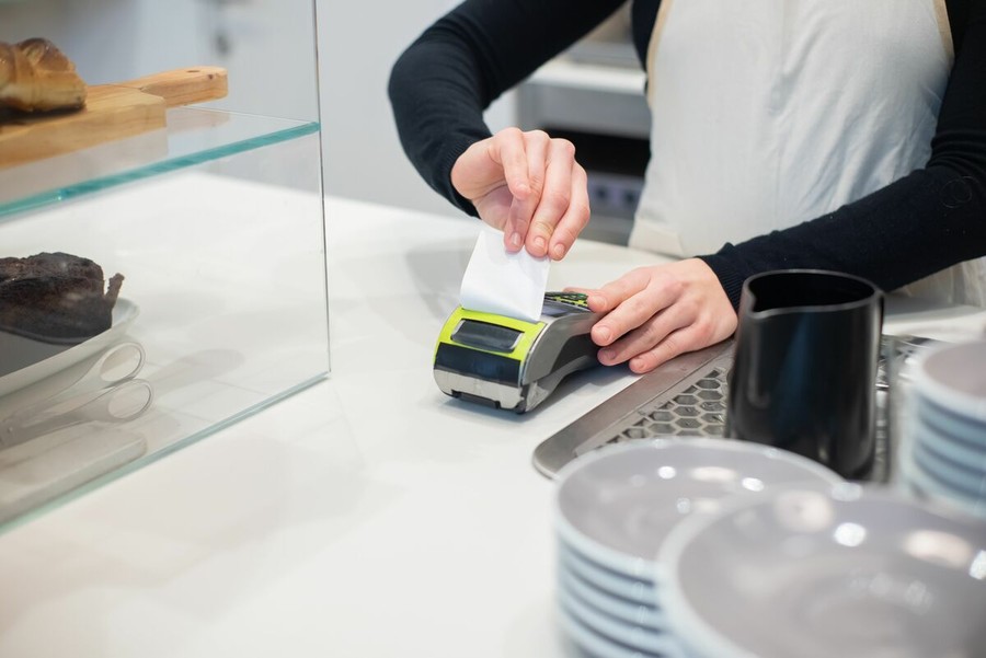POS, arriva una novità per i piccoli negozi: azzerate le commissioni fino a 20 euro POS, arriva una novità per i piccoli negozi: azzerate le commissioni fino a 20 euro
