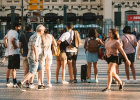 Terziario in ripresa, ma calano gli autonomi: pressione su PMI e partite Iva