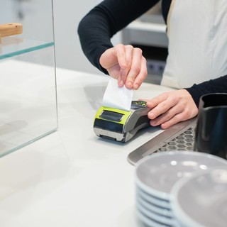 POS, arriva una novità per i piccoli negozi: azzerate le commissioni fino a 20 euro