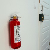 L'importanza dell'uso di materiali e arredamento aderenti alle normative di sicurezza nei luoghi di lavoro aperti al pubblico L'importanza dell'uso di materiali e arredamento aderenti alle normative di sicurezza nei luoghi di lavoro aperti al pubblico