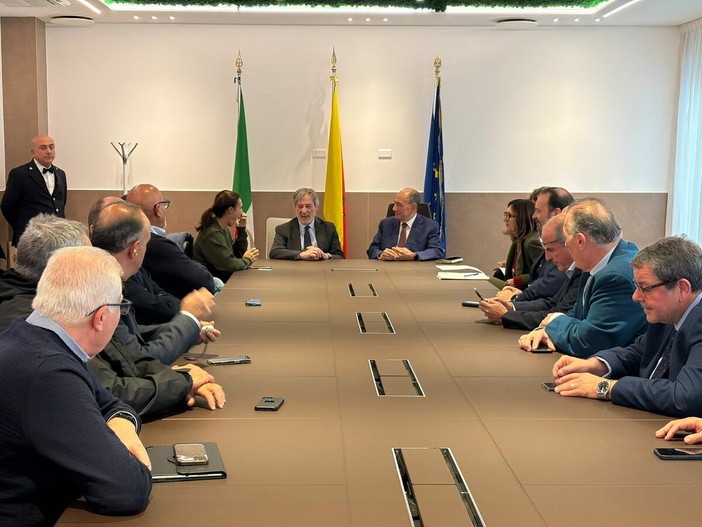 Regionali, impegno per i dipendenti regionali: il Renato Schifani annuncia fondi per il contratto 2025‑2027 Regionali, impegno per i dipendenti regionali: il Renato Schifani annuncia fondi per il contratto 2025‑2027