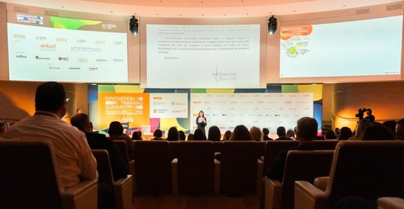 Intelligenza Artificiale, l'Italia corre: +660% di ore di studio in due anni