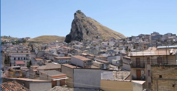 Frane, dopo 45 anni la rocca di Marineo sarà messa in sicurezza: aggiudicati i lavori per 4,2 milioni