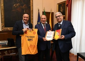 L’Athletic Club Palermo omaggia Schifani: la maglia con il Castello e Santa Rosalia arriva a Palazzo d’Orleans L’Athletic Club Palermo omaggia Schifani: la maglia con il Castello e Santa Rosalia arriva a Palazzo d’Orleans