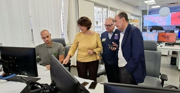 Incendi in Sicilia, Schifani in visita alla sala operativa: "Qui il cuore dell'emergenza, non abbasseremo la guardia" Incendi in Sicilia, Schifani in visita alla sala operativa: "Qui il cuore dell'emergenza, non abbasseremo la guardia"