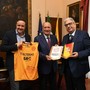 L’Athletic Club Palermo omaggia Schifani: la maglia con il Castello e Santa Rosalia arriva a Palazzo d’Orleans L’Athletic Club Palermo omaggia Schifani: la maglia con il Castello e Santa Rosalia arriva a Palazzo d’Orleans