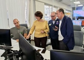 Incendi in Sicilia, Schifani in visita alla sala operativa: "Qui il cuore dell'emergenza, non abbasseremo la guardia" Incendi in Sicilia, Schifani in visita alla sala operativa: "Qui il cuore dell'emergenza, non abbasseremo la guardia"