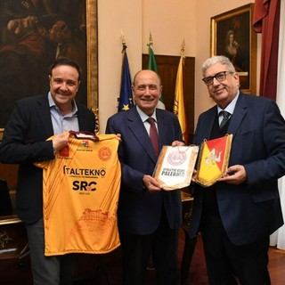 L’Athletic Club Palermo omaggia Schifani: la maglia con il Castello e Santa Rosalia arriva a Palazzo d’Orleans
