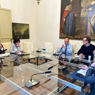 Caro carburanti e Stretto di Messina: vertice a Palazzo d'Orléans per salvare il trasporto merci