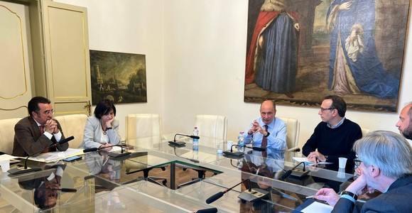 Caro carburanti e Stretto di Messina: vertice a Palazzo d'Orléans per salvare il trasporto merci