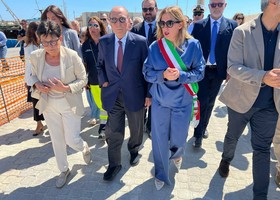 Ciclone Harry, Schifani a Portopalo: «Banchina portuale ripristinata con due mesi di anticipo». Sopralluogo anche a Marzamemi