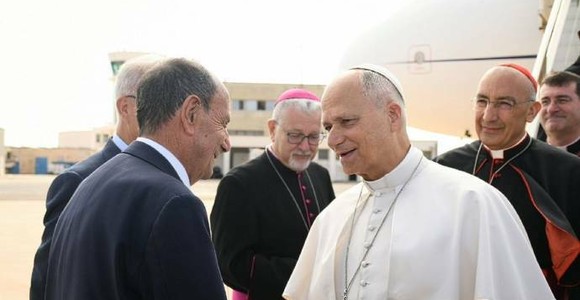 Papa Leone lascia Lampedusa, Schifani: "Giornata storica, la Sicilia c'è". Al Pontefice donata una triscele in ceramica Papa Leone lascia Lampedusa, Schifani: "Giornata storica, la Sicilia c'è". Al Pontefice donata una triscele in ceramica