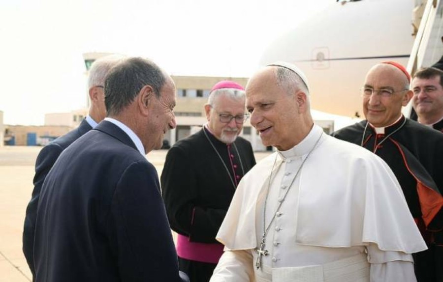 Papa Leone lascia Lampedusa, Schifani: "Giornata storica, la Sicilia c'è". Al Pontefice donata una triscele in ceramica Papa Leone lascia Lampedusa, Schifani: "Giornata storica, la Sicilia c'è". Al Pontefice donata una triscele in ceramica
