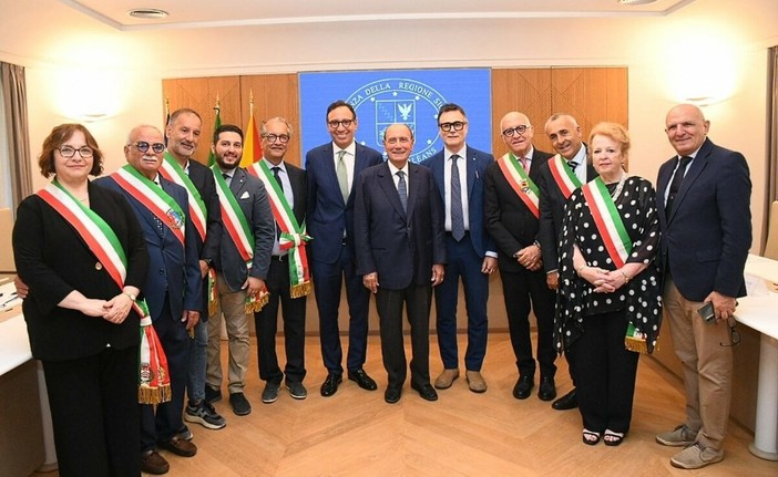 Palermo-Agrigento, firmato il protocollo da 21 milioni per i Comuni. Schifani: «Risarciamo la sofferenza dei territori» Palermo-Agrigento, firmato il protocollo da 21 milioni per i Comuni. Schifani: «Risarciamo la sofferenza dei territori»