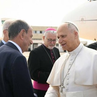 Papa Leone lascia Lampedusa, Schifani: "Giornata storica, la Sicilia c'è". Al Pontefice donata una triscele in ceramica
