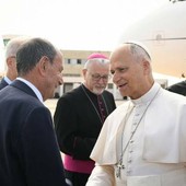 Papa Leone lascia Lampedusa, Schifani: "Giornata storica, la Sicilia c'è". Al Pontefice donata una triscele in ceramica