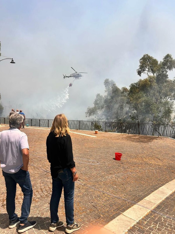 La Sicilia brucia, l’assessore Savarino sui luoghi dei roghi: «Ogni ettaro distrutto è una ferita per l’isola» La Sicilia brucia, l’assessore Savarino sui luoghi dei roghi: «Ogni ettaro distrutto è una ferita per l’isola»