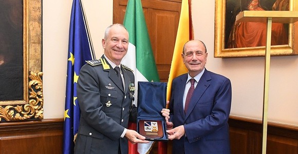 Schifani riceve il generale Magliocco a Palazzo d'Orleans: "Presidio di legalità fondamentale per la Sicilia" Schifani riceve il generale Magliocco a Palazzo d'Orleans: "Presidio di legalità fondamentale per la Sicilia"