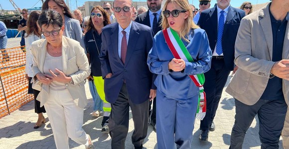 Ciclone Harry, Schifani a Portopalo: «Banchina portuale ripristinata con due mesi di anticipo». Sopralluogo anche a Marzamemi Ciclone Harry, Schifani a Portopalo: «Banchina portuale ripristinata con due mesi di anticipo». Sopralluogo anche a Marzamemi