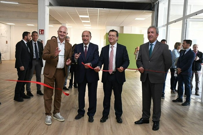 Mafia sconfitta a Brancaccio: i Magazzini diventano una scuola di legalità. Schifani: «Voi ragazzi avete vinto contro Cosa Nostra» Mafia sconfitta a Brancaccio: i Magazzini diventano una scuola di legalità. Schifani: «Voi ragazzi avete vinto contro Cosa Nostra»