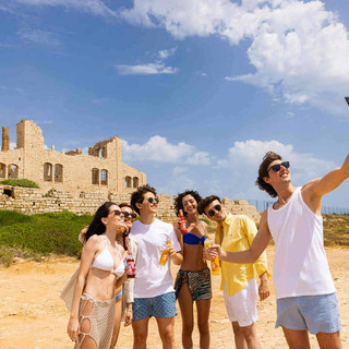 La Sicilia conquista il jet set: vip, turisti stranieri (+5,5%) e l’effetto White Lotus