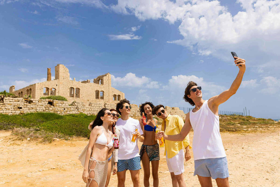 La Sicilia conquista il jet set: vip, turisti stranieri (+5,5%) e l’effetto White Lotus La Sicilia conquista il jet set: vip, turisti stranieri (+5,5%) e l’effetto White Lotus