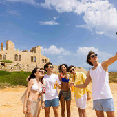 La Sicilia conquista il jet set: vip, turisti stranieri (+5,5%) e l’effetto White Lotus La Sicilia conquista il jet set: vip, turisti stranieri (+5,5%) e l’effetto White Lotus