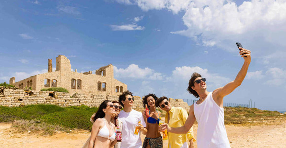 La Sicilia conquista il jet set: vip, turisti stranieri (+5,5%) e l’effetto White Lotus