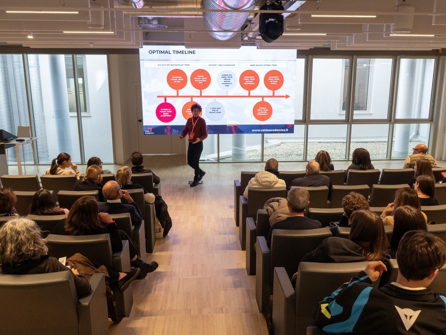 Studiare all'estero conviene: l'83% trova lavoro prima della laurea. A Torino il boom della Fiera internazionale