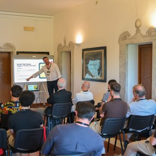DEGG lancia "Coffee Break with AI": workshop mensili per governare l'Intelligenza Artificiale in azienda