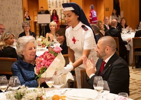 Conferimento medaglia d’oro Croce Rossa Italiana ad Elsa Antonioli Monti Conferimento medaglia d’oro Croce Rossa Italiana ad Elsa Antonioli Monti