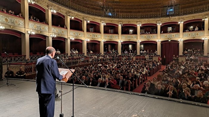 Donare sangue per combattere la mafia: Schifani lancia l’appello a 800 studenti al Politeama Donare sangue per combattere la mafia: Schifani lancia l’appello a 800 studenti al Politeama