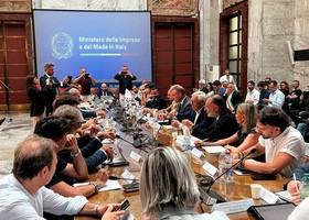 Electrolux, il governo stanzia risorse ma USB attacca: "L'azienda accelera il disimpegno, servono garanzie subito" Electrolux, il governo stanzia risorse ma USB attacca: "L'azienda accelera il disimpegno, servono garanzie subito"