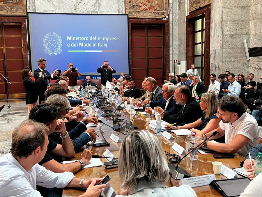 Electrolux, il governo stanzia risorse ma USB attacca: "L'azienda accelera il disimpegno, servono garanzie subito" Electrolux, il governo stanzia risorse ma USB attacca: "L'azienda accelera il disimpegno, servono garanzie subito"