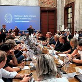 Electrolux, il governo stanzia risorse ma USB attacca: "L'azienda accelera il disimpegno, servono garanzie subito" Electrolux, il governo stanzia risorse ma USB attacca: "L'azienda accelera il disimpegno, servono garanzie subito"
