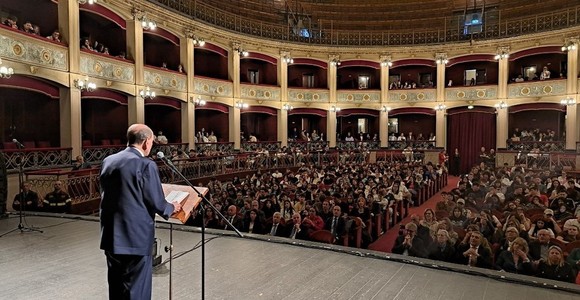 Donare sangue per combattere la mafia: Schifani lancia l’appello a 800 studenti al Politeama