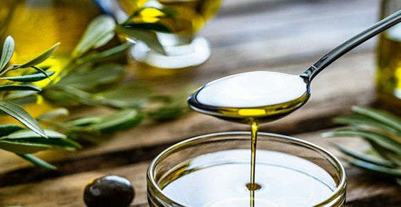 L’olio extravergine non è solo oro verde: la filiera EVOO è un motore di sostenibilità sociale L’olio extravergine non è solo oro verde: la filiera EVOO è un motore di sostenibilità sociale