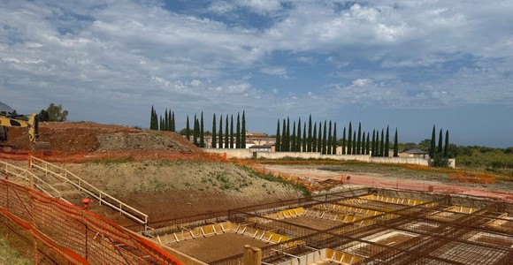 Campofelice di Roccella, dopo 70 anni nasce una nuova scuola: posata la prima pietra con la “teca del tempo”